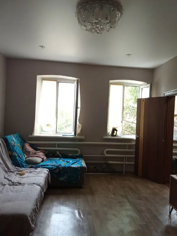 ‼️продажа дома‼️ 🏡продается дом от собственника агентствам прошу не беспокоить 🗺г. мариуполь днр ✅общая площадь–95 м2 ✅жилая–57 м2 ✅всего 10 минут езды от моря большой участок, дом газифицированый, канализация центральная, земля приватизирована, 5 жилых комнат ✅высокие натяжные потолки 3 м в комнатах и кухне, вода идёт круглосуточно, много фруктовых деревьев на участке 🔥собственник 💴цена: 5🍋5 млн рублей с небольшим торгом ☎️+7(949) 356-01-85 (тг на этом номере) 📨подписаться - фотография - 9