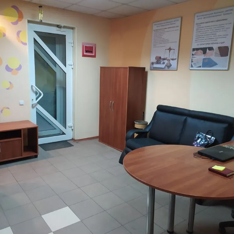 ‼️продажа офиса‼️ 🏡продажа двухкомнатная квартира, переоборудованная под офис🗺г. донецк днр ✅общая площадь–48 м2 ✅с отдельным входом в калининском районе, пр. павших коммунаров ✅ориентир мотодром, контур состояние отличное, фото реальные ✅во дворе большая стоянка дом находится на пересечении ул. левобережной и павших коммунаров 🧾документы готовы 🔥собственник 💴цена: 6🍋000.000 рублей 📞все вопросы по телефону; ☎️+7(949) 359-77-57 недвижимость днр - фотография - 2