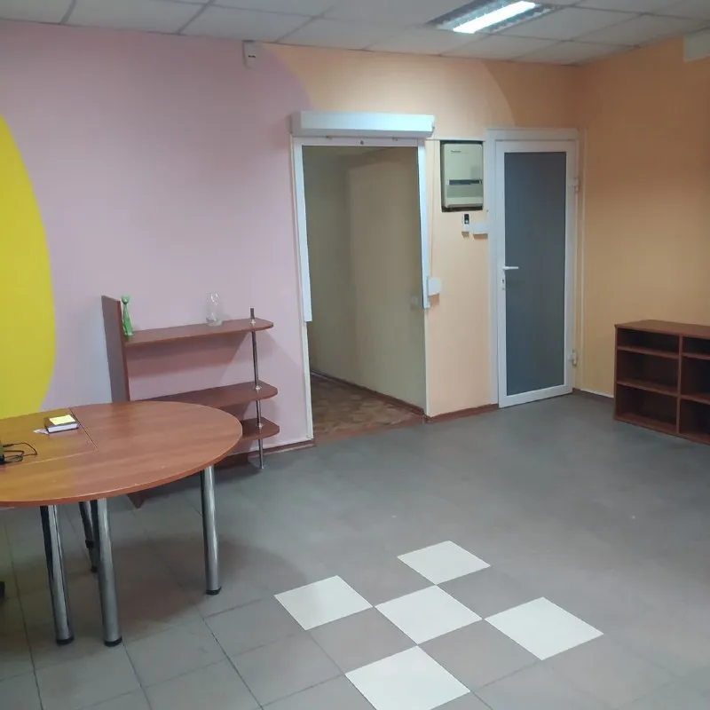 ‼️продажа офиса‼️ 🏡продажа двухкомнатная квартира, переоборудованная под офис🗺г. донецк днр ✅общая площадь–48 м2 ✅с отдельным входом в калининском районе, пр. павших коммунаров ✅ориентир мотодром, контур состояние отличное, фото реальные ✅во дворе большая стоянка дом находится на пересечении ул. левобережной и павших коммунаров 🧾документы готовы 🔥собственник 💴цена: 6🍋000.000 рублей 📞все вопросы по телефону; ☎️+7(949) 359-77-57 недвижимость днр - фотография - 3