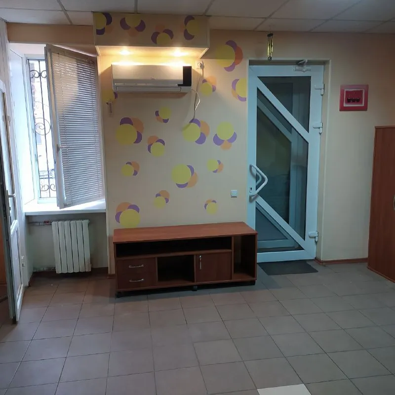 ‼️продажа офиса‼️ 🏡продажа двухкомнатная квартира, переоборудованная под офис🗺г. донецк днр ✅общая площадь–48 м2 ✅с отдельным входом в калининском районе, пр. павших коммунаров ✅ориентир мотодром, контур состояние отличное, фото реальные ✅во дворе большая стоянка дом находится на пересечении ул. левобережной и павших коммунаров 🧾документы готовы 🔥собственник 💴цена: 6🍋000.000 рублей 📞все вопросы по телефону; ☎️+7(949) 359-77-57 недвижимость днр - фотография - 4