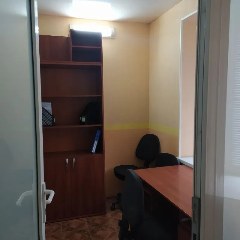 ‼️продажа офиса‼️ 🏡продажа двухкомнатная квартира, переоборудованная под офис🗺г. донецк днр ✅общая площадь–48 м2 ✅с отдельным входом в калининском районе, пр. павших коммунаров ✅ориентир мотодром, контур состояние отличное, фото реальные ✅во дворе большая стоянка дом находится на пересечении ул. левобережной и павших коммунаров 🧾документы готовы 🔥собственник 💴цена: 6🍋000.000 рублей 📞все вопросы по телефону; ☎️+7(949) 359-77-57 недвижимость днр - фотография - 5