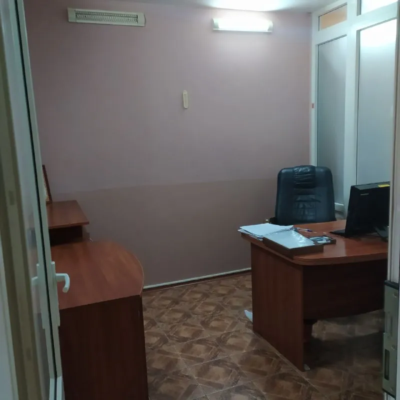 ‼️продажа офиса‼️ 🏡продажа двухкомнатная квартира, переоборудованная под офис🗺г. донецк днр ✅общая площадь–48 м2 ✅с отдельным входом в калининском районе, пр. павших коммунаров ✅ориентир мотодром, контур состояние отличное, фото реальные ✅во дворе большая стоянка дом находится на пересечении ул. левобережной и павших коммунаров 🧾документы готовы 🔥собственник 💴цена: 6🍋000.000 рублей 📞все вопросы по телефону; ☎️+7(949) 359-77-57 недвижимость днр - фотография - 6