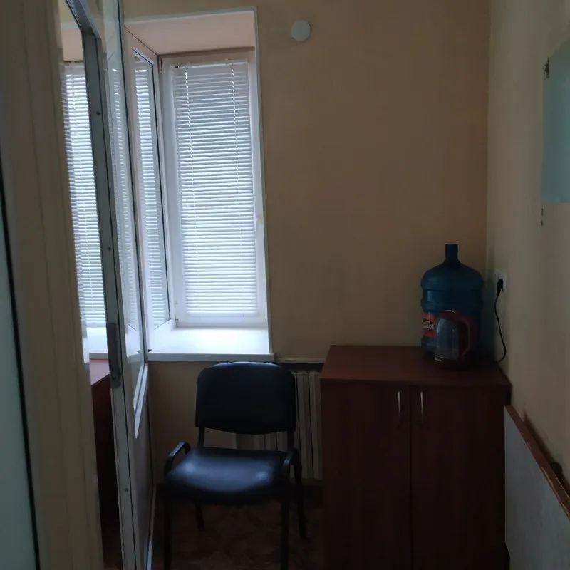 ‼️продажа офиса‼️ 🏡продажа двухкомнатная квартира, переоборудованная под офис🗺г. донецк днр ✅общая площадь–48 м2 ✅с отдельным входом в калининском районе, пр. павших коммунаров ✅ориентир мотодром, контур состояние отличное, фото реальные ✅во дворе большая стоянка дом находится на пересечении ул. левобережной и павших коммунаров 🧾документы готовы 🔥собственник 💴цена: 6🍋000.000 рублей 📞все вопросы по телефону; ☎️+7(949) 359-77-57 недвижимость днр - фотография - 7