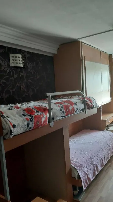 продам отличную 3-х комнатную квартиру в пролетарском районе г. донецка, ул. раздольная 12а ☎️+79496455686☎️ ✅ этаж 3/5 ✅общая площадь 60м², 📌 квартира с ремонт 📌в подъезде заменены все коммуникации, канализация и отопление ✅стены ж/б панели, перекрытия ж/б плиты, двери металлические ✅большая детская площадка во дворе ❗️рекомендуем посмотреть❗️ развитая инфраструктура: супермаркеты, школа, детсад ☎️+79496455686☎️ цена:4.850.000 рублей - фотография - 5