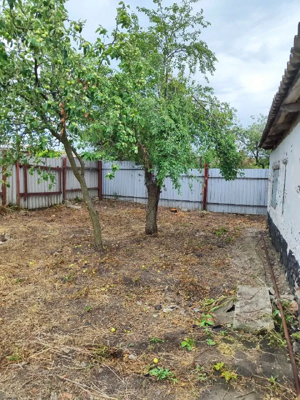 ‼️продажа дома‼️ 🏡продаётся 2-двухкомнатная квартира на земле кировский р-н 🗺г. донецк днр (30-й рынок) ✅общая площадь–54 м2 🏡 участок 3 сотки земли ✅центральная канализация, вода, паровое отопление, газ по забору во дворе летняя кухня 🧾документы готовы 🔥собственник 💴цена: 1🍋700.000 рублей ☎️+7(949) 303-30-91 антонина 📨подписаться - фотография - 2