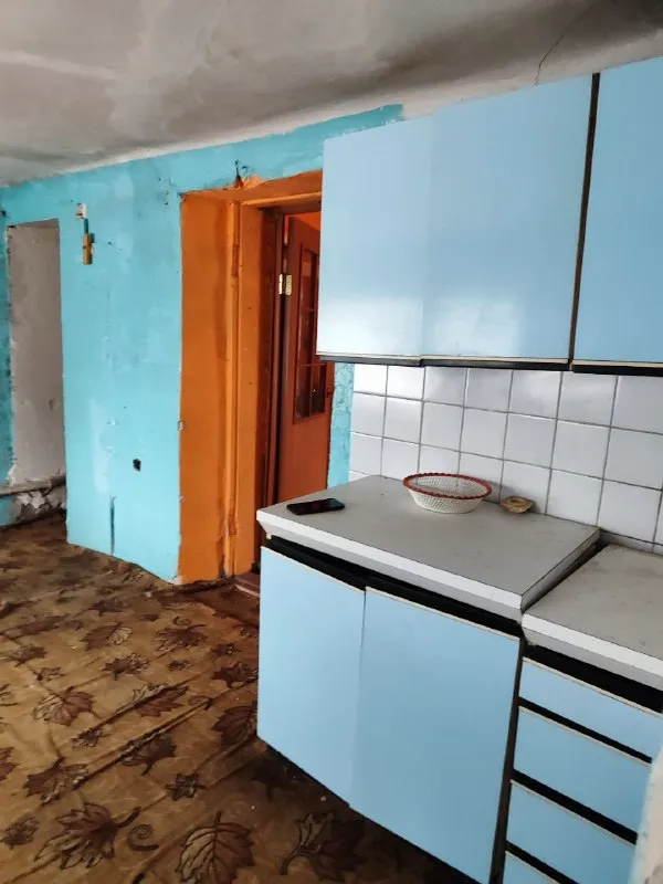 ‼️продажа дома‼️ 🏡продаётся 2-двухкомнатная квартира на земле кировский р-н 🗺г. донецк днр (30-й рынок) ✅общая площадь–54 м2 🏡 участок 3 сотки земли ✅центральная канализация, вода, паровое отопление, газ по забору во дворе летняя кухня 🧾документы готовы 🔥собственник 💴цена: 1🍋700.000 рублей ☎️+7(949) 303-30-91 антонина 📨подписаться - фотография - 8