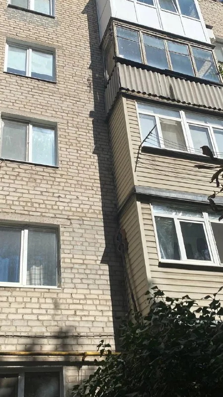 продается трехкомнатная квартира в городе макеевка, на улице западная. квартира расположена на 4 этаже 5 этажного кирпичного дома. внутри имеются три раздельные комнаты, раздельный санузел и ⁮автономное отопление! установлены металлопластиковые окна. общая площадь квартиры составляет 66 м?, кухня — 9 м?. квартира находится в жилом состоянии. расположена всего в трех километрах от калининского района донецка. в районе хорошая транспортная развязка. цена 3 600 000 тел:+79493872678 светлана +79493410484 наталья - фотография - 1
