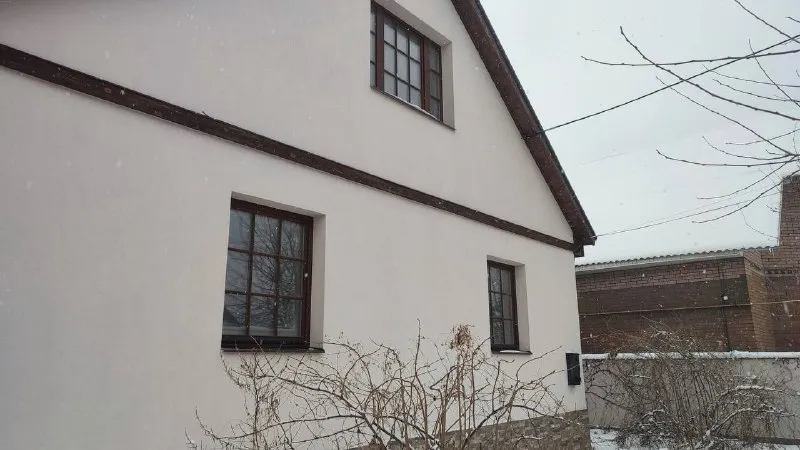 продается 🏡 новострой ! 🌇донецк, ленинский район ( ул. универсальная). 📍 ✅предлагаем купить теплый двухэтажный дом площадью 280 кв. -на первом этаже – просторная уютная гостиная с камином, две комнаты, кухня и санузел. два выхода – центральный и на задний дворик. -на втором этаже - три спальни с холлом свободной планировки. ✅в каждой комнате установлены радиаторы. ✅дом под чистовую отделку. ✅участок 10 соток приватизированной земли, есть зона для барбекю, веранда, помещение под баню. 🅿гараж с большим подвалом. 💰цена 11 000 000 ₽ 📲☎️071-341-04-84 или 📲☎️+79497059697 ан новый донбасс подписаться | дать объявление - фотография - 2