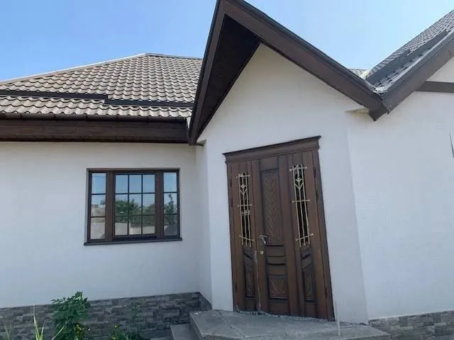 продается 🏡 новострой ! 🌇донецк, ленинский район ( ул. универсальная). 📍 ✅предлагаем купить теплый двухэтажный дом площадью 280 кв. -на первом этаже – просторная уютная гостиная с камином, две комнаты, кухня и санузел. два выхода – центральный и на задний дворик. -на втором этаже - три спальни с холлом свободной планировки. ✅в каждой комнате установлены радиаторы. ✅дом под чистовую отделку. ✅участок 10 соток приватизированной земли, есть зона для барбекю, веранда, помещение под баню. 🅿гараж с большим подвалом. 💰цена 11 000 000 ₽ 📲☎️071-341-04-84 или 📲☎️+79497059697 ан новый донбасс подписаться | дать объявление - фотография - 3