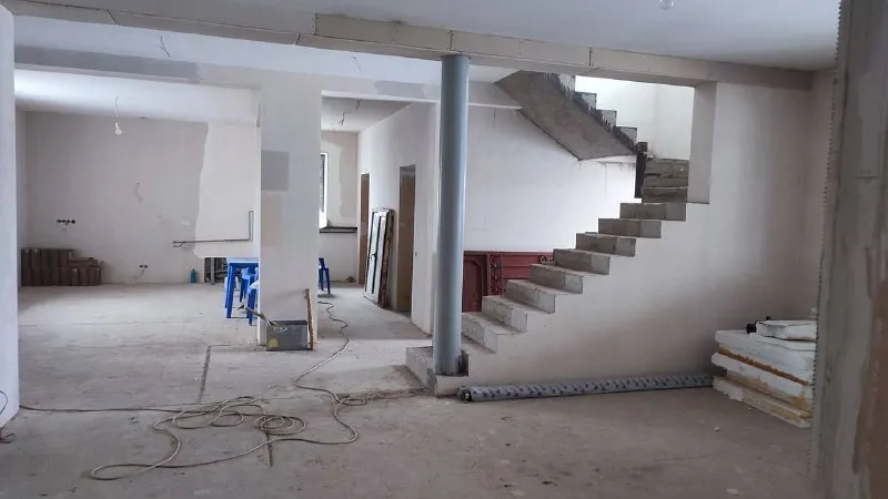 продается 🏡 новострой ! 🌇донецк, ленинский район ( ул. универсальная). 📍 ✅предлагаем купить теплый двухэтажный дом площадью 280 кв. -на первом этаже – просторная уютная гостиная с камином, две комнаты, кухня и санузел. два выхода – центральный и на задний дворик. -на втором этаже - три спальни с холлом свободной планировки. ✅в каждой комнате установлены радиаторы. ✅дом под чистовую отделку. ✅участок 10 соток приватизированной земли, есть зона для барбекю, веранда, помещение под баню. 🅿гараж с большим подвалом. 💰цена 11 000 000 ₽ 📲☎️071-341-04-84 или 📲☎️+79497059697 ан новый донбасс подписаться | дать объявление - фотография - 5