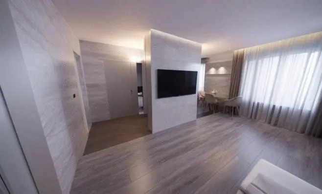 срочная продажа от собственника продам двухкомнатную квартиру 🌇город донецк, "донецк-сити", улица щорса 85📍 ✅2/5 этаж. спецпроект, полногабаритная, не угловая, 50 м. кв. ✅готовность ремонта 90% white box + частично уже уложены отделочные материалы + вся плитка и ламинат в наличии в квартире ✅подробное описание есть, пишите всё отправлю ❗️ ✅по проекту предусмотрена кухня-гостиная в виде студии, отдельная спальня с обустроенны. .. "5449494525670082610">✅дом очень теплый. в квартире выполнен высококачественный ремонт с применением новых технологий и передовых стандартов! 💰цена 7 000 000 ₽ 📲☎️+7 977 9198704 анна либо пишите в лс @isakovaanna1992 подписаться  |  дать объявление - фотография - 2