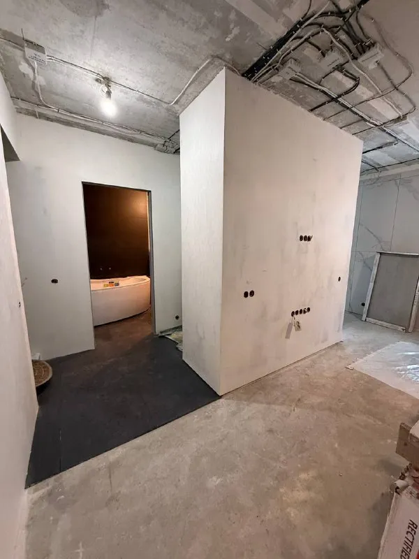 срочная продажа от собственника продам двухкомнатную квартиру 🌇город донецк, "донецк-сити", улица щорса 85📍 ✅2/5 этаж. спецпроект, полногабаритная, не угловая, 50 м. кв. ✅готовность ремонта 90% white box + частично уже уложены отделочные материалы + вся плитка и ламинат в наличии в квартире ✅подробное описание есть, пишите всё отправлю ❗️ ✅по проекту предусмотрена кухня-гостиная в виде студии, отдельная спальня с обустроенны. .. "5449494525670082610">✅дом очень теплый. в квартире выполнен высококачественный ремонт с применением новых технологий и передовых стандартов! 💰цена 7 000 000 ₽ 📲☎️+7 977 9198704 анна либо пишите в лс @isakovaanna1992 подписаться  |  дать объявление - фотография - 7