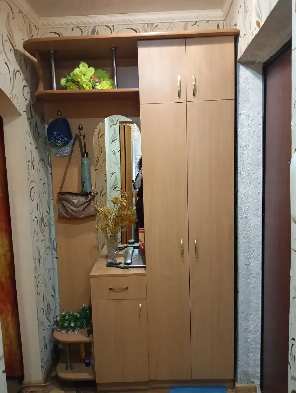 продам 3-х комнатную квартиру 🌇в мкрн магистральный, советский район, макеевка📍 ✅состояние жилое. общая площадь - 64,7 м2. этаж - 1/9. не угловая. ✅квартира полностью готова к заселению. 🎁новому хозяину остается мебель и техника (холодильник, стиральная машина, нагревательный бак). ✅в квартире установлены пластиковые окна. балкон застеклен, обшит пластиком. ✅коммуникации в рабочеи состоянии. произведена замена системы водяных труб. свет, вода, отопление - счетчики. батареи - чугун. раздельный санузел (плитка). 💰цена - 3 млн. руб. 📲☎️+79495525076 📲☎️+79494847559 подписаться | дать объявление - фотография - 1