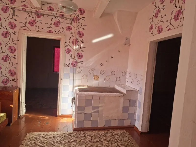 🅰️🅰️🅰️🅰️🅰️🅰️ 🅰️🅰️🅰️ продам газифицированный дом в с. марьяновка, старобешевский м. о. площадь 59 кв. м земельный участок 23 сотки ✅имеются хозпостройки (подвал, летняя кухня, залит фундамент под гараж) 📍удаленность от донецка 5 км в селе работают детский сад и школа стоимость 2600000 руб возможен торг - фотография - 2