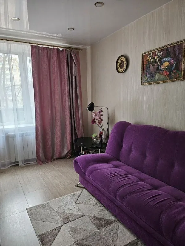 сдам двухкомнатную квартиру 🌇донецк в ленинском районе📍 ✅состояние хорошее, комнаты изолированные, просторная кухня, санузел совмещенный, лоджия. в санузлах и прихожей электрический теплый пол. ✅интернет, охранная сигнализация, видеодомофон. ✅окна выходят на две стороны. ✅развитая инфраструктура: в шаговой доступности школа с бассейном, четыре детских сада, спортивные площадки, магазины. 💰стоимость 34.000 руб. + счетчики оплачиваются отдельно. залог 25.000 руб. сдается только на длительный срок. 📲☎️+79495111326 агентство подписаться | дать объявление - фотография - 2