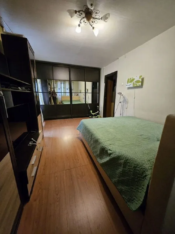 сдам двухкомнатную квартиру 🌇донецк в ленинском районе📍 ✅состояние хорошее, комнаты изолированные, просторная кухня, санузел совмещенный, лоджия. в санузлах и прихожей электрический теплый пол. ✅интернет, охранная сигнализация, видеодомофон. ✅окна выходят на две стороны. ✅развитая инфраструктура: в шаговой доступности школа с бассейном, четыре детских сада, спортивные площадки, магазины. 💰стоимость 34.000 руб. + счетчики оплачиваются отдельно. залог 25.000 руб. сдается только на длительный срок. 📲☎️+79495111326 агентство подписаться | дать объявление - фотография - 3