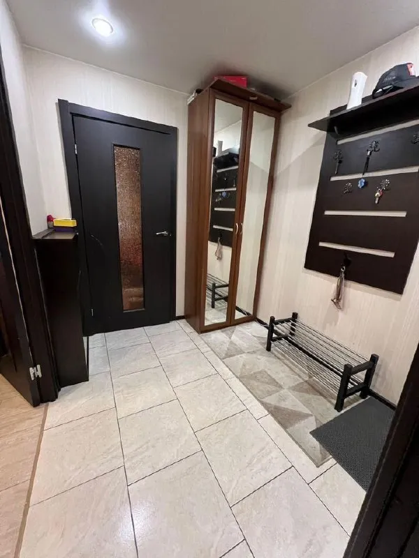 сдам двухкомнатную квартиру 🌇донецк в ленинском районе📍 ✅состояние хорошее, комнаты изолированные, просторная кухня, санузел совмещенный, лоджия. в санузлах и прихожей электрический теплый пол. ✅интернет, охранная сигнализация, видеодомофон. ✅окна выходят на две стороны. ✅развитая инфраструктура: в шаговой доступности школа с бассейном, четыре детских сада, спортивные площадки, магазины. 💰стоимость 34.000 руб. + счетчики оплачиваются отдельно. залог 25.000 руб. сдается только на длительный срок. 📲☎️+79495111326 агентство подписаться | дать объявление - фотография - 4