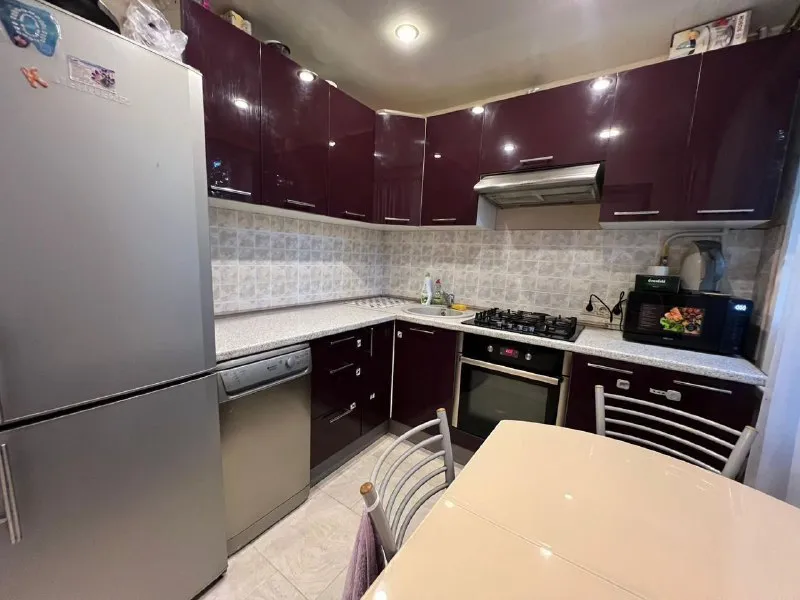 сдам двухкомнатную квартиру 🌇донецк в ленинском районе📍 ✅состояние хорошее, комнаты изолированные, просторная кухня, санузел совмещенный, лоджия. в санузлах и прихожей электрический теплый пол. ✅интернет, охранная сигнализация, видеодомофон. ✅окна выходят на две стороны. ✅развитая инфраструктура: в шаговой доступности школа с бассейном, четыре детских сада, спортивные площадки, магазины. 💰стоимость 34.000 руб. + счетчики оплачиваются отдельно. залог 25.000 руб. сдается только на длительный срок. 📲☎️+79495111326 агентство подписаться | дать объявление - фотография - 5