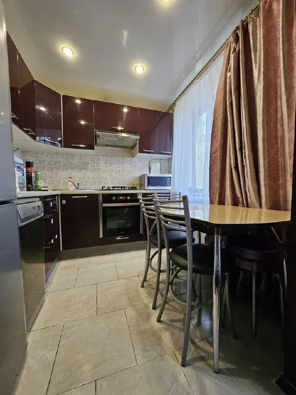 сдам двухкомнатную квартиру 🌇донецк в ленинском районе📍 ✅состояние хорошее, комнаты изолированные, просторная кухня, санузел совмещенный, лоджия. в санузлах и прихожей электрический теплый пол. ✅интернет, охранная сигнализация, видеодомофон. ✅окна выходят на две стороны. ✅развитая инфраструктура: в шаговой доступности школа с бассейном, четыре детских сада, спортивные площадки, магазины. 💰стоимость 34.000 руб. + счетчики оплачиваются отдельно. залог 25.000 руб. сдается только на длительный срок. 📲☎️+79495111326 агентство подписаться | дать объявление - фотография - 6