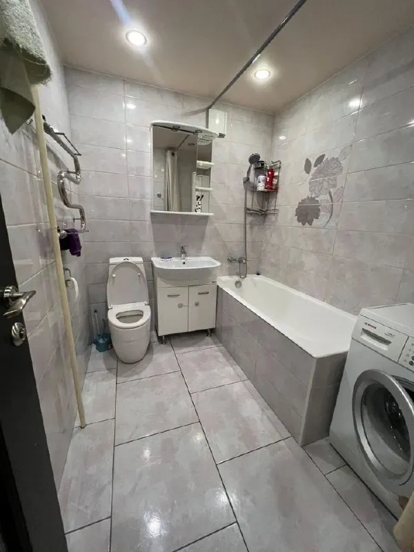 сдам двухкомнатную квартиру 🌇донецк в ленинском районе📍 ✅состояние хорошее, комнаты изолированные, просторная кухня, санузел совмещенный, лоджия. в санузлах и прихожей электрический теплый пол. ✅интернет, охранная сигнализация, видеодомофон. ✅окна выходят на две стороны. ✅развитая инфраструктура: в шаговой доступности школа с бассейном, четыре детских сада, спортивные площадки, магазины. 💰стоимость 34.000 руб. + счетчики оплачиваются отдельно. залог 25.000 руб. сдается только на длительный срок. 📲☎️+79495111326 агентство подписаться | дать объявление - фотография - 7