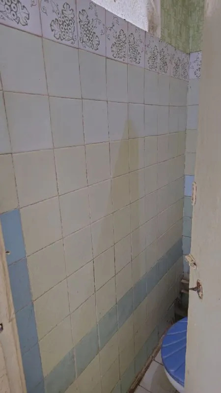 продам двухкомнатную квартиру под ремонт❗️  🌇донецк, центр щетинина📍 ✅с удобной планировкой с выходом на лоджию как из спальни, так и из зала ✅9/9 этаж, есть тех этаж ✅потолки сухие (обоям больше 10 лет ) ✅площадь жилая 28,1 общая 48, кухня 7,2, лоджия. ✅не угловая теплая 🌎отличное место расположения квартиры в 2х минутах автостанция (донецк, макеевка, моспино) все магазины рынок автостаянки сберкасса школа, садики в шаговой доступности. ✅аптека в доме. 💰цена 2 900 000 ₽ есть торг 📲☎️+79493247464 подписаться  |  дать объявление - фотография - 10