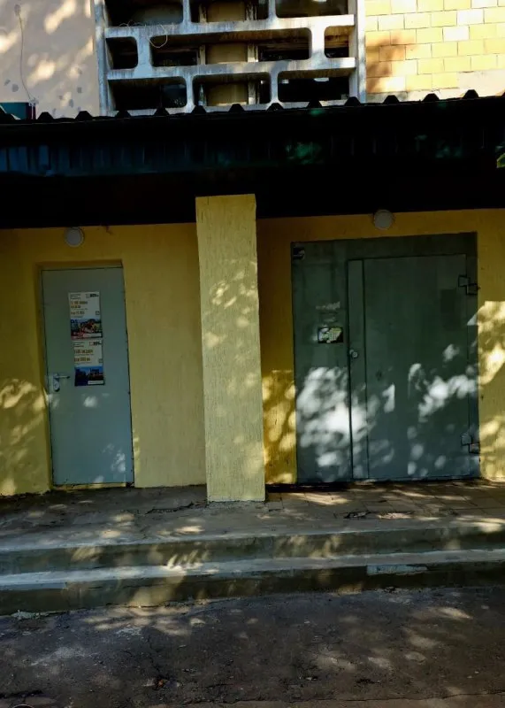 продам двухкомнатную квартиру под ремонт❗️  🌇донецк, центр щетинина📍 ✅с удобной планировкой с выходом на лоджию как из спальни, так и из зала ✅9/9 этаж, есть тех этаж ✅потолки сухие (обоям больше 10 лет ) ✅площадь жилая 28,1 общая 48, кухня 7,2, лоджия. ✅не угловая теплая 🌎отличное место расположения квартиры в 2х минутах автостанция (донецк, макеевка, моспино) все магазины рынок автостаянки сберкасса школа, садики в шаговой доступности. ✅аптека в доме. 💰цена 2 900 000 ₽ есть торг 📲☎️+79493247464 подписаться  |  дать объявление - фотография - 3