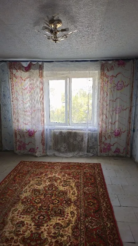 продам двухкомнатную квартиру под ремонт❗️  🌇донецк, центр щетинина📍 ✅с удобной планировкой с выходом на лоджию как из спальни, так и из зала ✅9/9 этаж, есть тех этаж ✅потолки сухие (обоям больше 10 лет ) ✅площадь жилая 28,1 общая 48, кухня 7,2, лоджия. ✅не угловая теплая 🌎отличное место расположения квартиры в 2х минутах автостанция (донецк, макеевка, моспино) все магазины рынок автостаянки сберкасса школа, садики в шаговой доступности. ✅аптека в доме. 💰цена 2 900 000 ₽ есть торг 📲☎️+79493247464 подписаться  |  дать объявление - фотография - 6