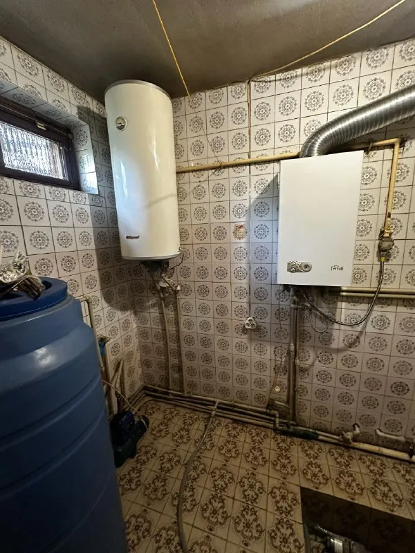 ‼️продажа дома‼️ 🏡продаётся комнатный дом в червоногвардейском районе 🗺г. макеевка днр червоногвардейский р-н ✅общая площадь дома–89 м2 ✅гараж площадью–61 м2 ✅летняя кухня–43 м2 ✅участок–10 соток приватизированной земли 🏡дом с газом двухконтурный котёл, дополнительный твердотопливный ✅кондиционер, газовая колонка ухоженная территория, есть место для сада или огорода 🧾документы готовы 🔥собственник 💴цена: 6🍋400.000 рублей ☎️+7(949) 525-90-64 недвижимость днр - фотография - 10