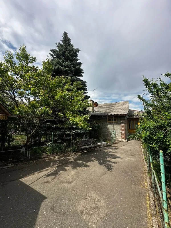 ‼️продажа дома‼️ 🏡продаётся комнатный дом в червоногвардейском районе 🗺г. макеевка днр червоногвардейский р-н ✅общая площадь дома–89 м2 ✅гараж площадью–61 м2 ✅летняя кухня–43 м2 ✅участок–10 соток приватизированной земли 🏡дом с газом двухконтурный котёл, дополнительный твердотопливный ✅кондиционер, газовая колонка ухоженная территория, есть место для сада или огорода 🧾документы готовы 🔥собственник 💴цена: 6🍋400.000 рублей ☎️+7(949) 525-90-64 недвижимость днр - фотография - 2