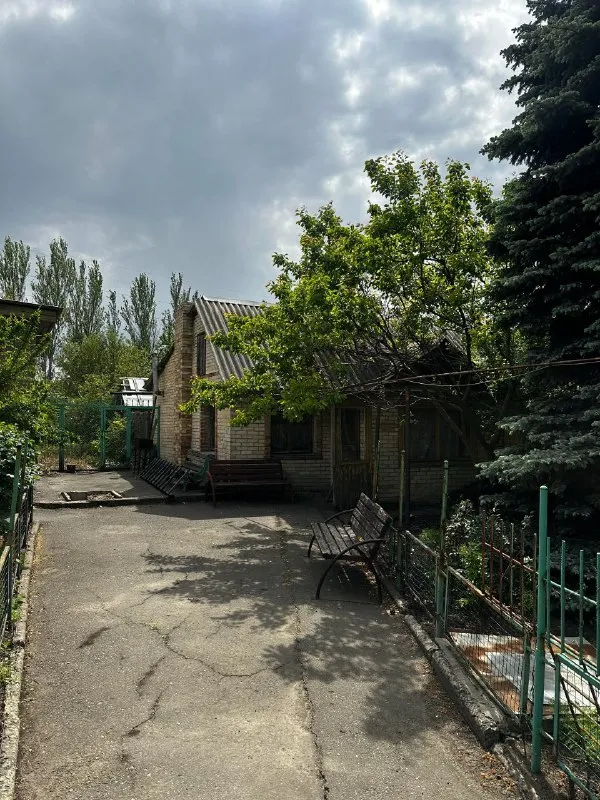 ‼️продажа дома‼️ 🏡продаётся комнатный дом в червоногвардейском районе 🗺г. макеевка днр червоногвардейский р-н ✅общая площадь дома–89 м2 ✅гараж площадью–61 м2 ✅летняя кухня–43 м2 ✅участок–10 соток приватизированной земли 🏡дом с газом двухконтурный котёл, дополнительный твердотопливный ✅кондиционер, газовая колонка ухоженная территория, есть место для сада или огорода 🧾документы готовы 🔥собственник 💴цена: 6🍋400.000 рублей ☎️+7(949) 525-90-64 недвижимость днр - фотография - 3