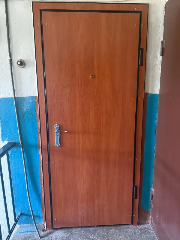 ‼️продажа квартиры‼️ 🏡продажа 2-двухкомнатная квартира ленинский район 🗺г. донецк днр ул. изюмовская 9-б ✅этажность–4/4 жилого дома ✅общая площадь–42.7 м2 ✅квартира угловая крыша перекрыта в этом году жилое состояние ✅окна пластиковые, канализационные и отопительные трубы пластиковые ✅входная металлическая дверь чугунные радиаторы отопления ✅в подвале поменян канализационный стояк на пластиковый ✅мебель и бытовая техника вся остаётся ✅вода по графику удобная транспортная развязка 🧾документы готовы 🔥собственник 💴цена: 5🍋000.000 рублей ☎️+7(949) 358-90-78 татьяна 📨подписаться - фотография - 1