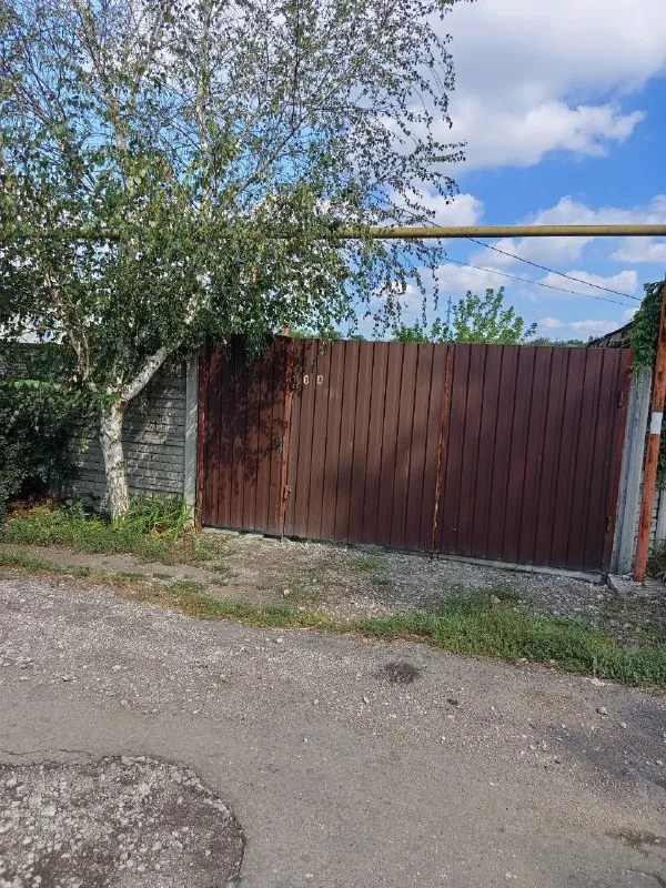 ‼️продажа дома‼️ 🏡продам дом 60 м2 🗺г. донецк днр калининский район 500 метров от парк-роща, 1.000 метров от донбасс арены 🏡участок 6 соток, крыша перекрыта, газ подключен 2 года назад, окна пластик, отвод от городской трубы новый пластик ✅дом крепкий, внутри требует косметики, во двор поместиться 2-3 машины ✅ворота относительно новые, заборы также частично новые, яма сливная новая, сделана 2 года назад, по улице есть канализация 🧾документы готовы, я 🔥собственик 💴цена: 4🍋9 млн рублей возможен обмена на 1 комн. кв. +доплата ☎️+7(949) 492-66-15 📞звоните, сообщения не читаю 📨подписаться - фотография - 1