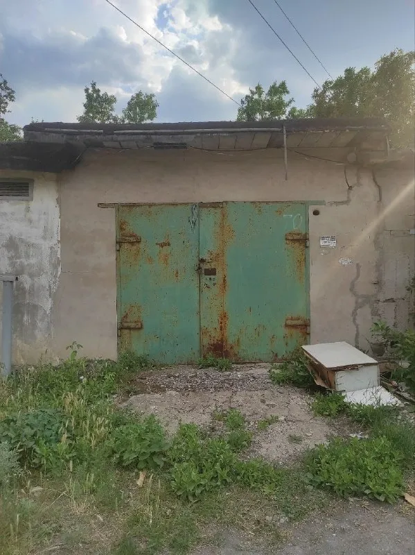 продам 🅿 гараж от собственника 🌇находится в макеевке, мн. зелёный, между колбико и шахтой калиновосточной📍 💰стоимость 700.000 руб. 📲☎️+79900080733 подписаться | дать объявление - фотография - 1