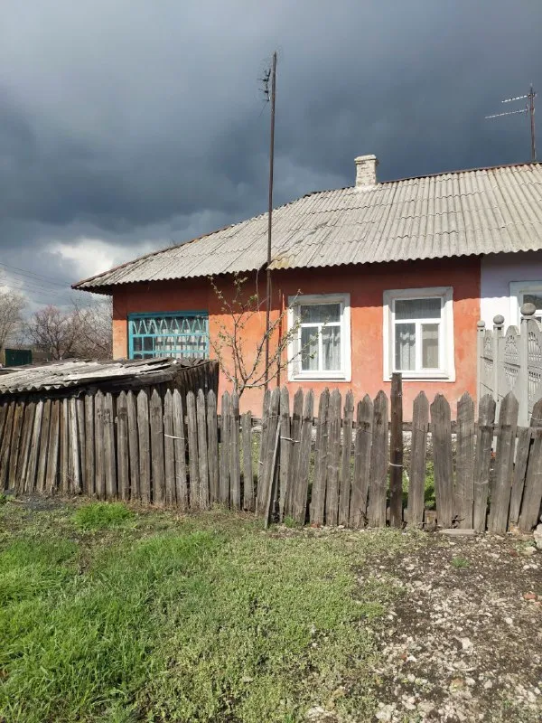 продается 🏡 дом, 80м² 🌆г. макеевка, кировский район, "буроз", по ул. павлова, (сразу возле остановки). 📍 ✅отличное место. ✅потолки 3 метра. ✅три большие изолированные комнаты + кухня, два коридора. ✅туалет и ванна в доме. ✅большой сухой погреб. ✅садик и школа в шаговой доступности. ✅замечательные соседи. 📃 документы готовы к продаже. ❗️цена снижена на 300 тыс. 💰цена 1.500.000 ₽ + торг 📲☎️+79493823418 подписаться  |  дать объявление - фотография - 1
