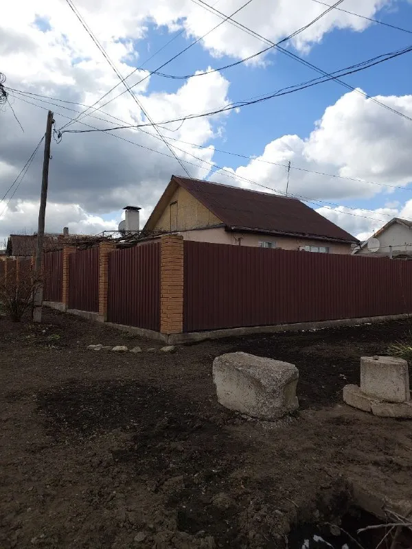 продам частный 🏡 дом 🌇г. макеевка, бажанова, ул. совхозная📍 👍отличное место, все подъезды к дому асфальтированны ✅по периметру весь новый забор. ✅земли 6/100 ✅площадь дома 75м² ✅3 изолированные комнаты (зал, +2 спальни), два коридора и кухня. - фотография - 1