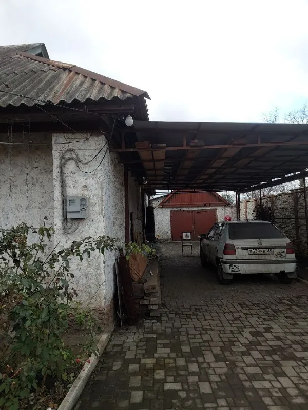 продам 🏡дом (квартира на земле) 🌆г. макеевка, горняцкий район, ул. минская. центр, напротив "пятерички"📍 ✅улица асфальтированная. ✅площадь дома 74м², из бутового камня. ⛽отопление газовое. ✅все окна пластиковые, решетки на окнах. кондиционер, санузел совместный, все в плитке. ✅две спальни, +зал, коридор и кухня. - фотография - 2