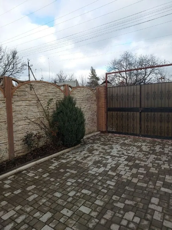 продам 🏡дом (квартира на земле) 🌆г. макеевка, горняцкий район, ул. минская. центр, напротив "пятерички"📍 ✅улица асфальтированная. ✅площадь дома 74м², из бутового камня. ⛽отопление газовое. ✅все окна пластиковые, решетки на окнах. кондиционер, санузел совместный, все в плитке. ✅две спальни, +зал, коридор и кухня. - фотография - 3