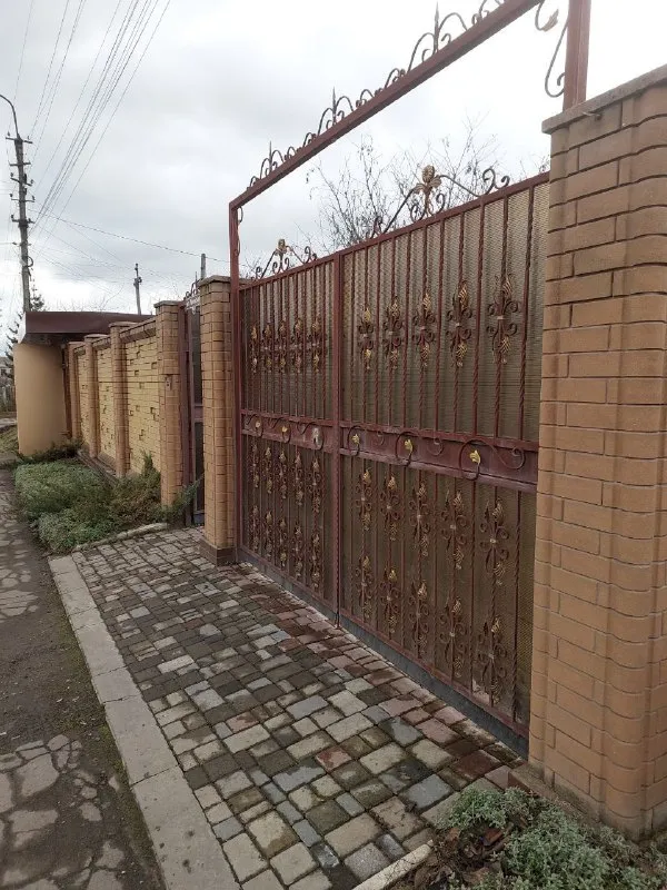 продам 🏡дом (квартира на земле) 🌆г. макеевка, горняцкий район, ул. минская. центр, напротив "пятерички"📍 ✅улица асфальтированная. ✅площадь дома 74м², из бутового камня. ⛽отопление газовое. ✅все окна пластиковые, решетки на окнах. кондиционер, санузел совместный, все в плитке. ✅две спальни, +зал, коридор и кухня. - фотография - 4