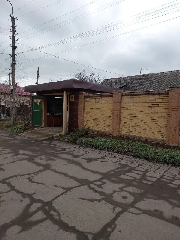 продам 🏡дом (квартира на земле) 🌆г. макеевка, горняцкий район, ул. минская. центр, напротив "пятерички"📍 ✅улица асфальтированная. ✅площадь дома 74м², из бутового камня. ⛽отопление газовое. ✅все окна пластиковые, решетки на окнах. кондиционер, санузел совместный, все в плитке. ✅две спальни, +зал, коридор и кухня. - фотография - 5