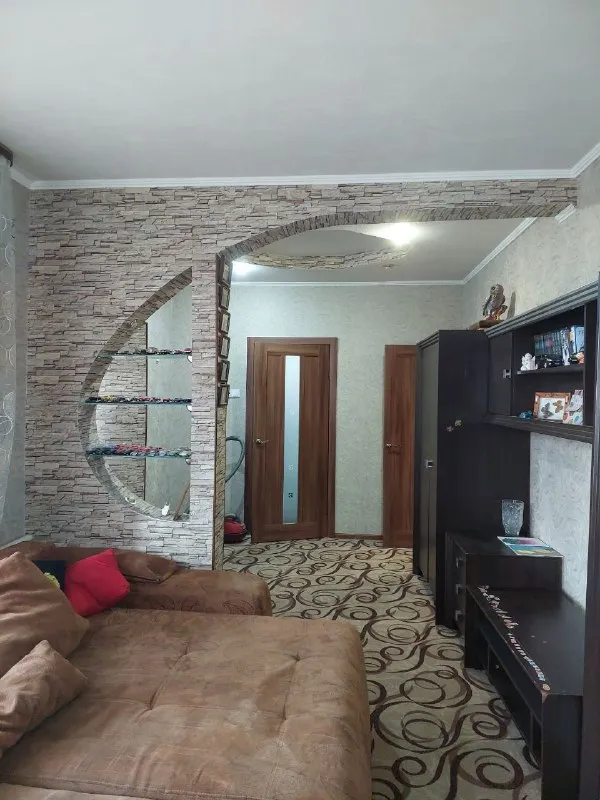 продам 🏡дом (квартира на земле) 🌆г. макеевка, горняцкий район, ул. минская. центр, напротив "пятерички"📍 ✅улица асфальтированная. ✅площадь дома 74м², из бутового камня. ⛽отопление газовое. ✅все окна пластиковые, решетки на окнах. кондиционер, санузел совместный, все в плитке. ✅две спальни, +зал, коридор и кухня. - фотография - 6