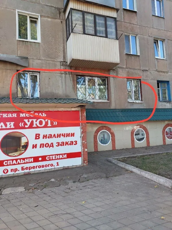 продам двухкомнатную квартиру 🌇г. енакиево, район 40летия, ул. берегового. 📍 ✅площадь 48м², 1/4 не угловая. очень высокий цоколь (под квартирой магазин). 🛍 ✅везде пластиковые окна,   на окнах решётки. ✅входные двери металлические. ✅межкомнатные двери новые. ✅санузел совместный, после капитального ремонта. - фотография - 1