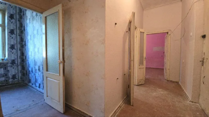 продаю 2х комнатную квартиру 🌇г. донецк, будённовский район, ул. минская 2, ориентир миграционная служба 📍 ❗️квартира под ремонт! 💰цена: 2.5 млн. рублей. ✅квартира расположена в 3х этажном доме на 1м этаже в тихом, уютном дворе и районе города. ✅цоколь высокий, высота потолков 3м, середина дома. ❗️квартира под ремонт, требует вложений! 📷фото соответствует 📲☎️+7949 4513060 или пишите в тг, александр топ риелтор днр подписаться  |  дать объявление - фотография - 2