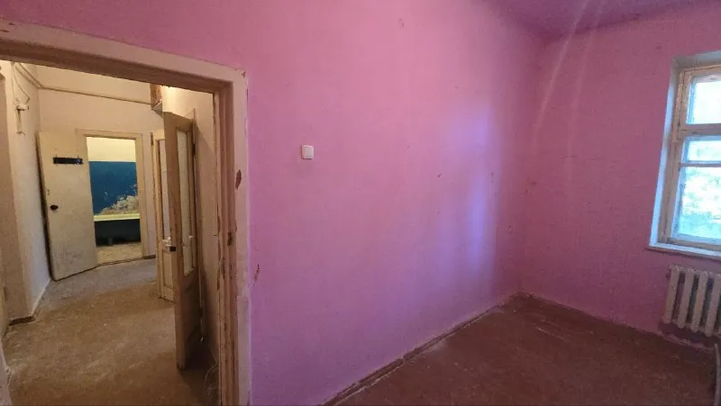 продаю 2х комнатную квартиру 🌇г. донецк, будённовский район, ул. минская 2, ориентир миграционная служба 📍 ❗️квартира под ремонт! 💰цена: 2.5 млн. рублей. ✅квартира расположена в 3х этажном доме на 1м этаже в тихом, уютном дворе и районе города. ✅цоколь высокий, высота потолков 3м, середина дома. ❗️квартира под ремонт, требует вложений! 📷фото соответствует 📲☎️+7949 4513060 или пишите в тг, александр топ риелтор днр подписаться  |  дать объявление - фотография - 3