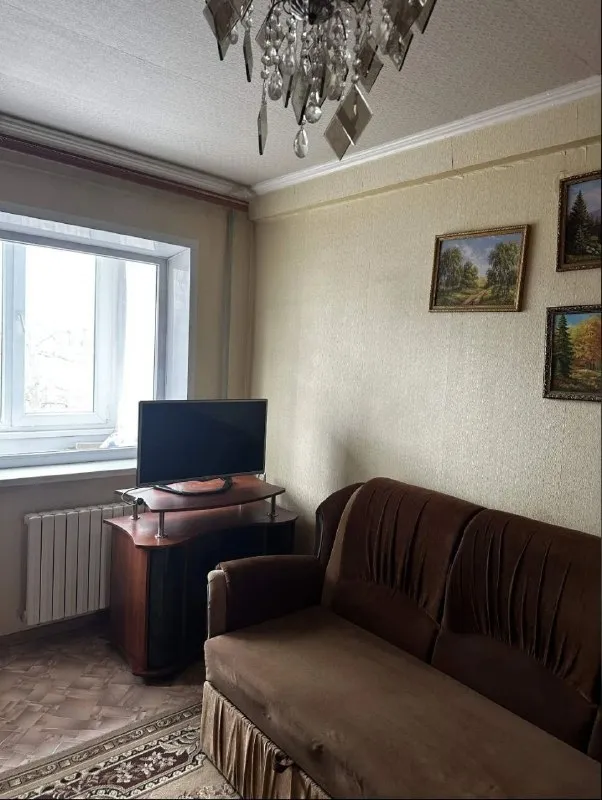 ‼️продажа квартиры‼️ 🏡проджа комнатнатной квартиры от собственника 🗺г. донецк днр, кировский район, ул. бирюзова ✅этажность–2/5 жилого дома ✅общая площадь–42 м2 ✅смежные комнаты окна и балкон пластик, отопление и трубы поменяны, радиаторы отопления - современные, чугун ✅квартира очень теплая двусторонняя кухня встроенная, кондиционер ✅укомплектована мебелью и бытовой техникой хорошее жилое состояние 🧾документы к продаже готовы 🔥собственник 💴цена по 📞тел +7(949) 405-82-50 📨подписаться - фотография - 2