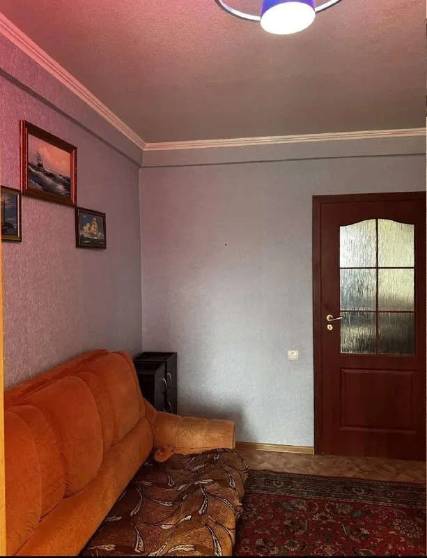 ‼️продажа квартиры‼️ 🏡проджа комнатнатной квартиры от собственника 🗺г. донецк днр, кировский район, ул. бирюзова ✅этажность–2/5 жилого дома ✅общая площадь–42 м2 ✅смежные комнаты окна и балкон пластик, отопление и трубы поменяны, радиаторы отопления - современные, чугун ✅квартира очень теплая двусторонняя кухня встроенная, кондиционер ✅укомплектована мебелью и бытовой техникой хорошее жилое состояние 🧾документы к продаже готовы 🔥собственник 💴цена по 📞тел +7(949) 405-82-50 📨подписаться - фотография - 3