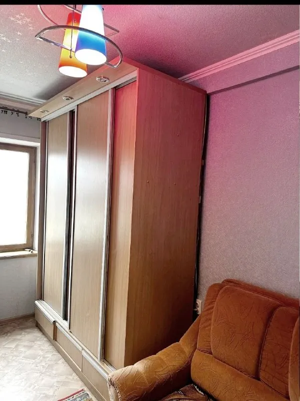 ‼️продажа квартиры‼️ 🏡проджа комнатнатной квартиры от собственника 🗺г. донецк днр, кировский район, ул. бирюзова ✅этажность–2/5 жилого дома ✅общая площадь–42 м2 ✅смежные комнаты окна и балкон пластик, отопление и трубы поменяны, радиаторы отопления - современные, чугун ✅квартира очень теплая двусторонняя кухня встроенная, кондиционер ✅укомплектована мебелью и бытовой техникой хорошее жилое состояние 🧾документы к продаже готовы 🔥собственник 💴цена по 📞тел +7(949) 405-82-50 📨подписаться - фотография - 4