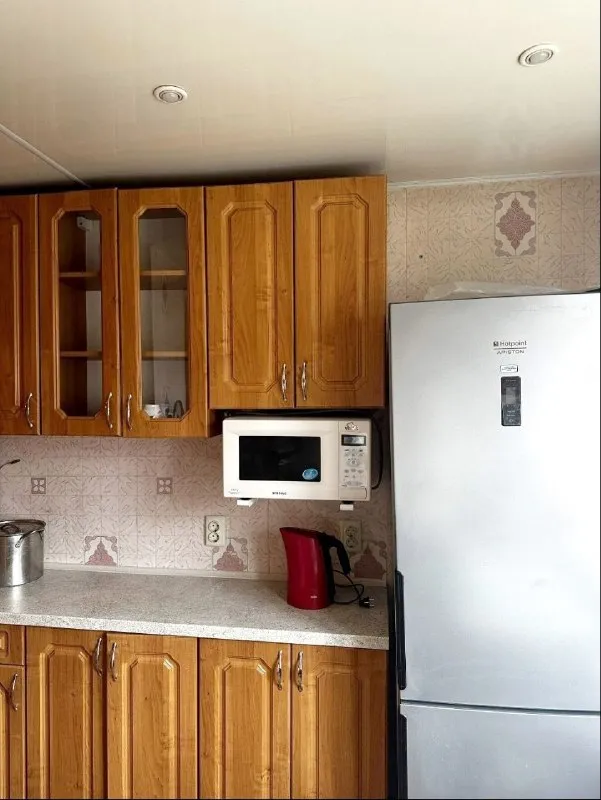 ‼️продажа квартиры‼️ 🏡проджа комнатнатной квартиры от собственника 🗺г. донецк днр, кировский район, ул. бирюзова ✅этажность–2/5 жилого дома ✅общая площадь–42 м2 ✅смежные комнаты окна и балкон пластик, отопление и трубы поменяны, радиаторы отопления - современные, чугун ✅квартира очень теплая двусторонняя кухня встроенная, кондиционер ✅укомплектована мебелью и бытовой техникой хорошее жилое состояние 🧾документы к продаже готовы 🔥собственник 💴цена по 📞тел +7(949) 405-82-50 📨подписаться - фотография - 5