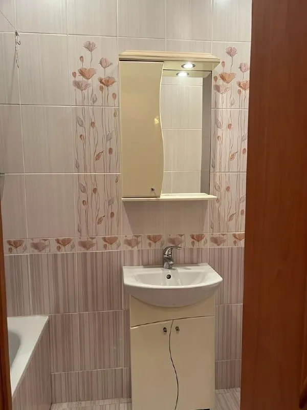 срочно продажа 1-комнатной крупногабаритной квартиры 🌇г. макеевка, якхз, ул. депутатская, дом 196а. 📍 ✅сталинка, 36м². ✅отличное состояние: (пластиковые окна, все коммуникации новые, на все счётчики, газовая колонка, кондиционер). ✅этаж 3/3 не угловая. ✅крыша домиком, после капитального ремонта. ✅очень тёплая. ✅в подвале дома есть кладовка-комната (со стеллажами, замыкается). 📍место просто супер: больница, садик, школа, магазины, остановка в шаговой доступности. 💰цена 2.500.000р + торг. очень приятный и адекватный собственник. по цене договоритесь. квартира стоит этих денег❗️ все вопросы по телефону: 📲☎️+79493823418 инна подписаться | дать объявление - фотография - 10