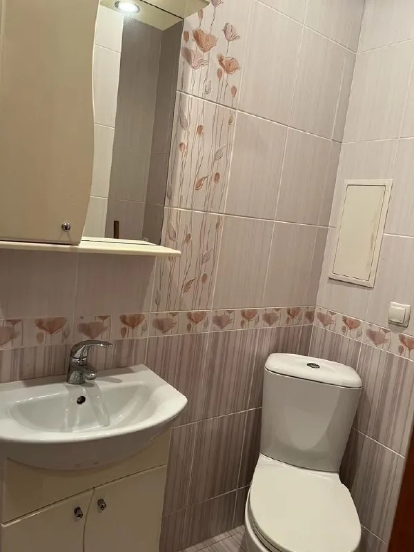 срочно продажа 1-комнатной крупногабаритной квартиры 🌇г. макеевка, якхз, ул. депутатская, дом 196а. 📍 ✅сталинка, 36м². ✅отличное состояние: (пластиковые окна, все коммуникации новые, на все счётчики, газовая колонка, кондиционер). ✅этаж 3/3 не угловая. ✅крыша домиком, после капитального ремонта. ✅очень тёплая. ✅в подвале дома есть кладовка-комната (со стеллажами, замыкается). 📍место просто супер: больница, садик, школа, магазины, остановка в шаговой доступности. 💰цена 2.500.000р + торг. очень приятный и адекватный собственник. по цене договоритесь. квартира стоит этих денег❗️ все вопросы по телефону: 📲☎️+79493823418 инна подписаться | дать объявление - фотография - 9