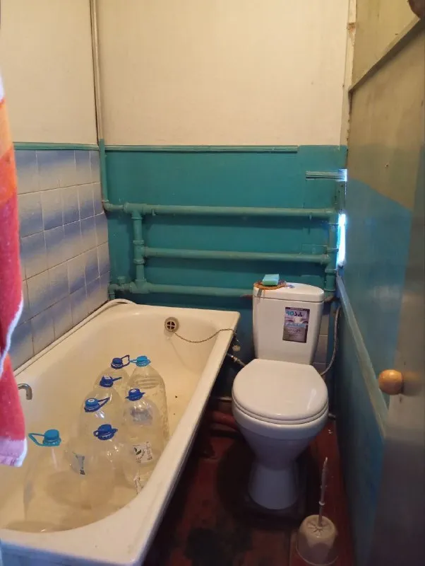 продам ⛽газифицированый дом 🌇г. макеевка, "новорабочий городок", ул. тракторная. ориентир между "галактика" и "паллет". 📍 ✅площадь дома 85м². 4 жилые комнаты, + большая веранда, коридор, кухня, санузел. ✅в доме большой, сухой погреб со стеллажами. ✅состояние обычное, чистое, жилое. дом очень теплый. 👍во дворе летняя кухня из двух комнат, + сарай. 🌎земли 6/100, с документами. - фотография - 10